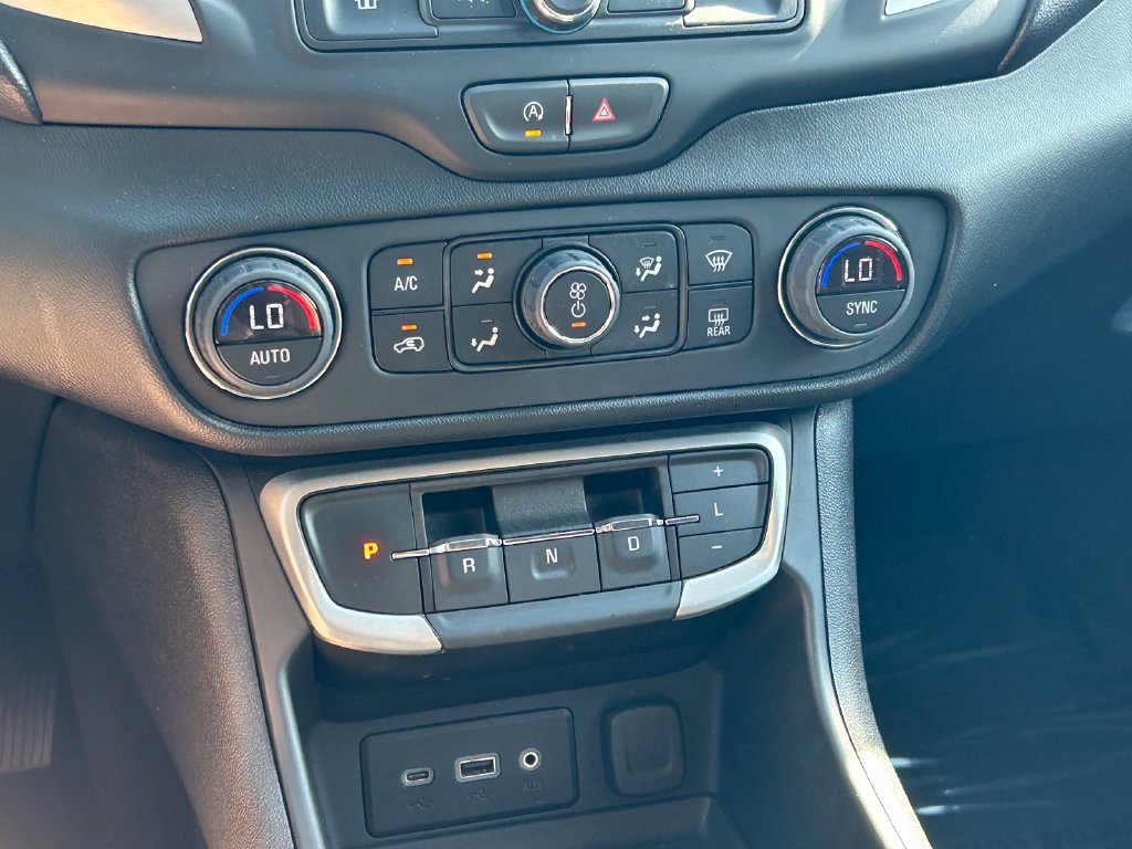 Used 2024 GMC Terrain SLE w/ Driver Convenience Package FWD image 28
