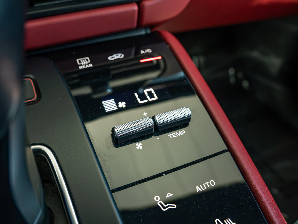 Certified 2023 Porsche Macan AWD/4WD image 15