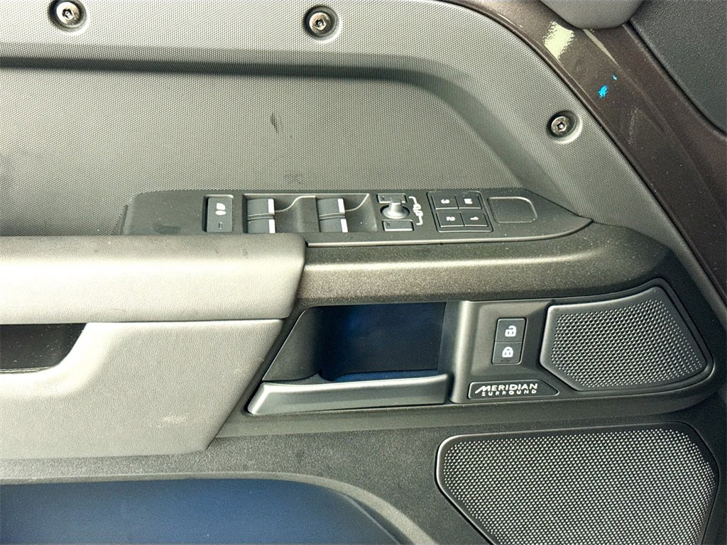 Used 2025 Land Rover Defender 110 image 18