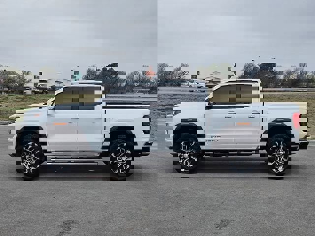 Used 2025 GMC Canyon Denali image 4