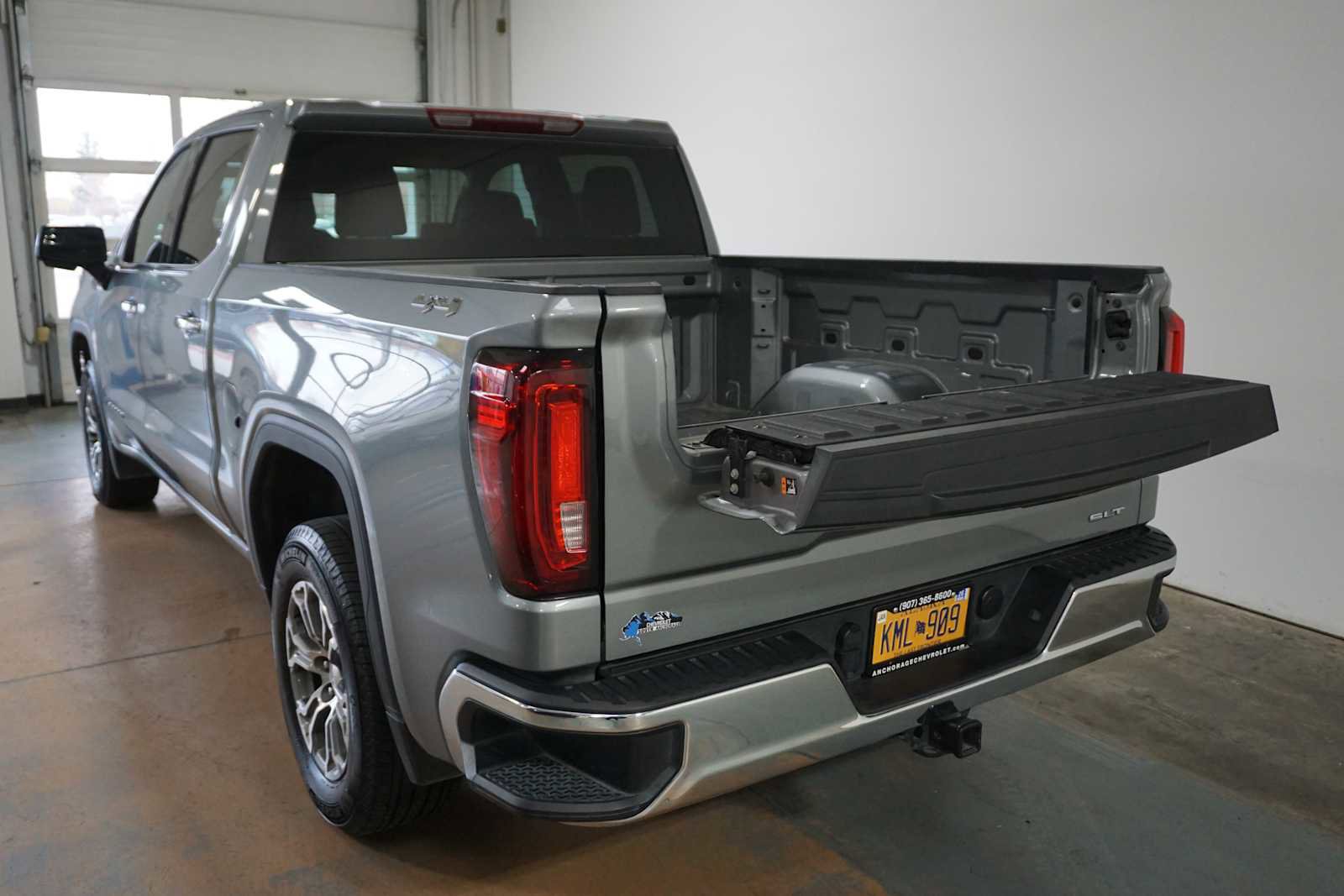 Certified 2025 GMC Sierra 1500 SLT image 4