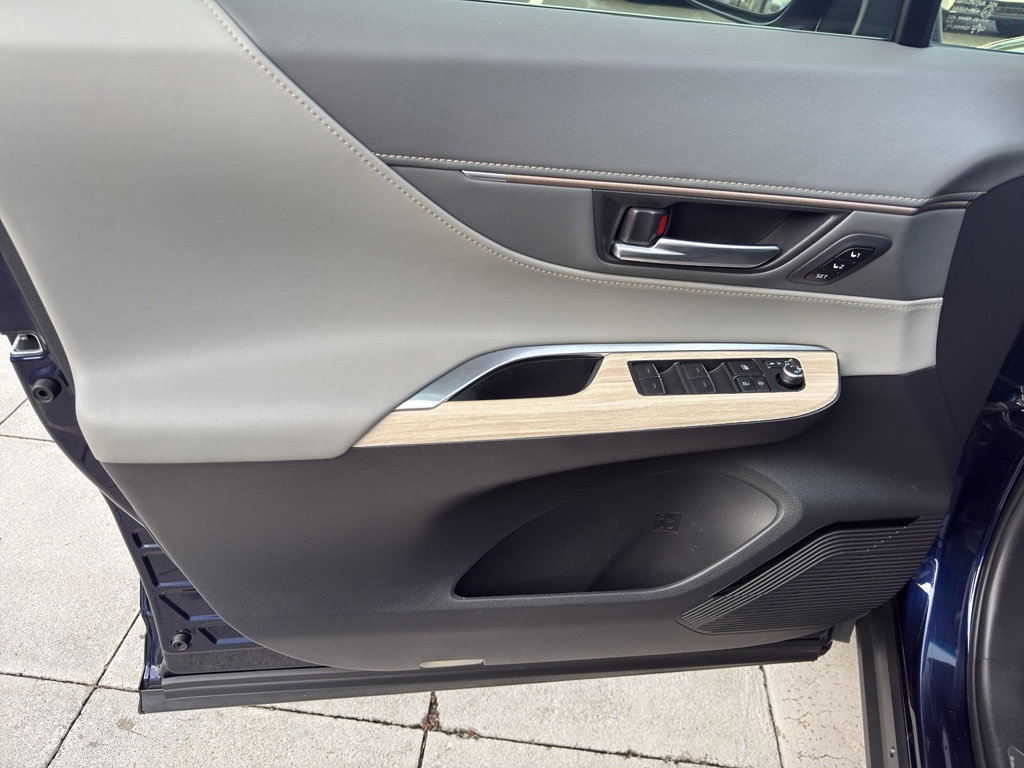 Used 2021 Toyota Venza XLE w/ Softex Package image 14