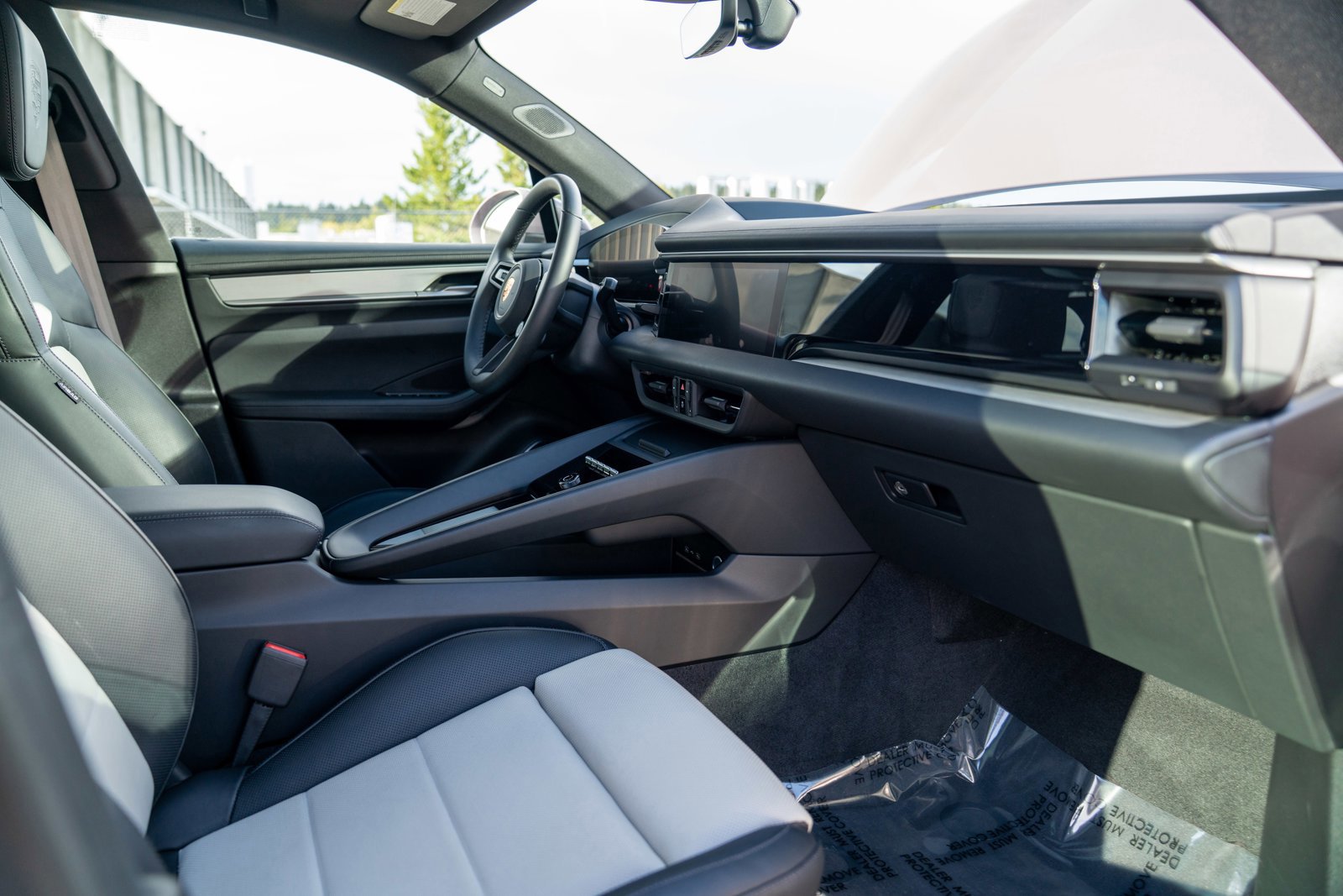 Certified 2025 Porsche Macan 4S Electric AWD/4WD image 25