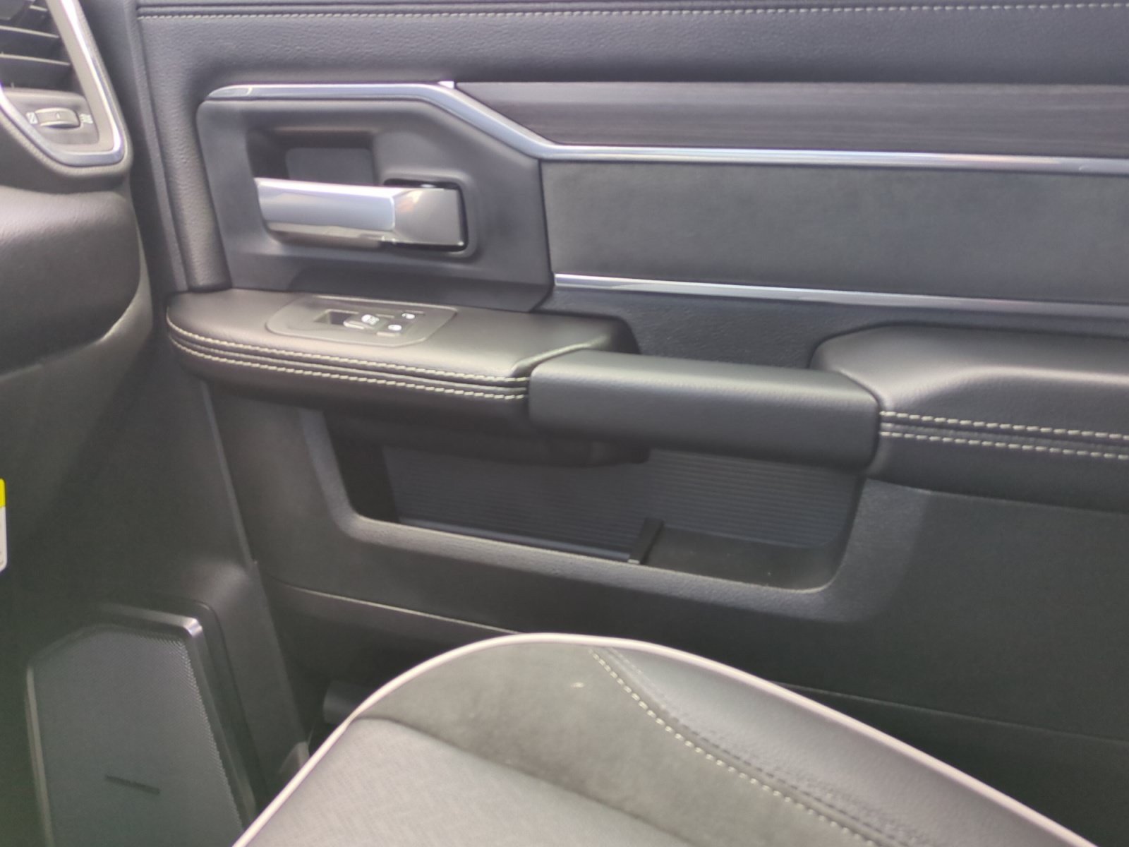 New 2026 RAM 2500 Laramie AWD/4WD image 16
