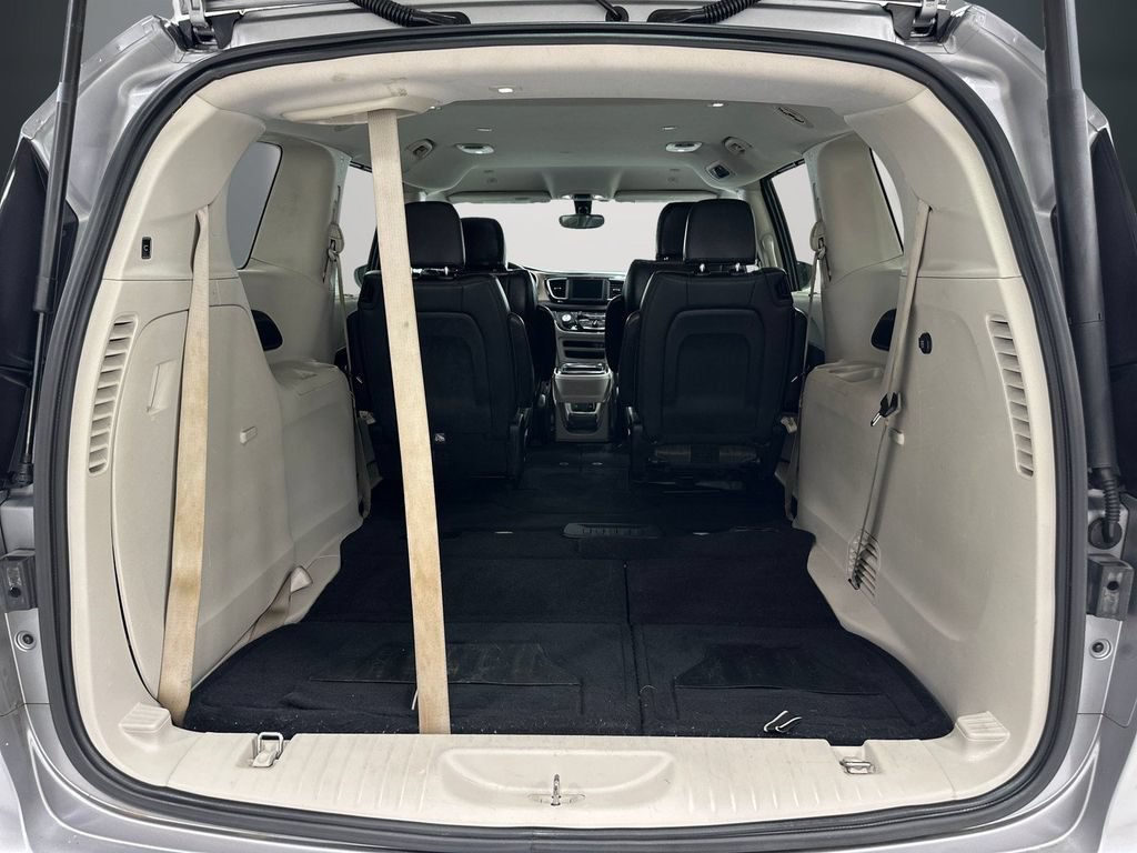 Used 2018 Chrysler Pacifica Touring-L FWD image 12