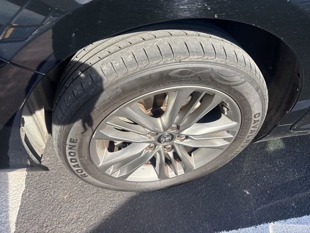 Used 2017 Toyota Camry SE video 2