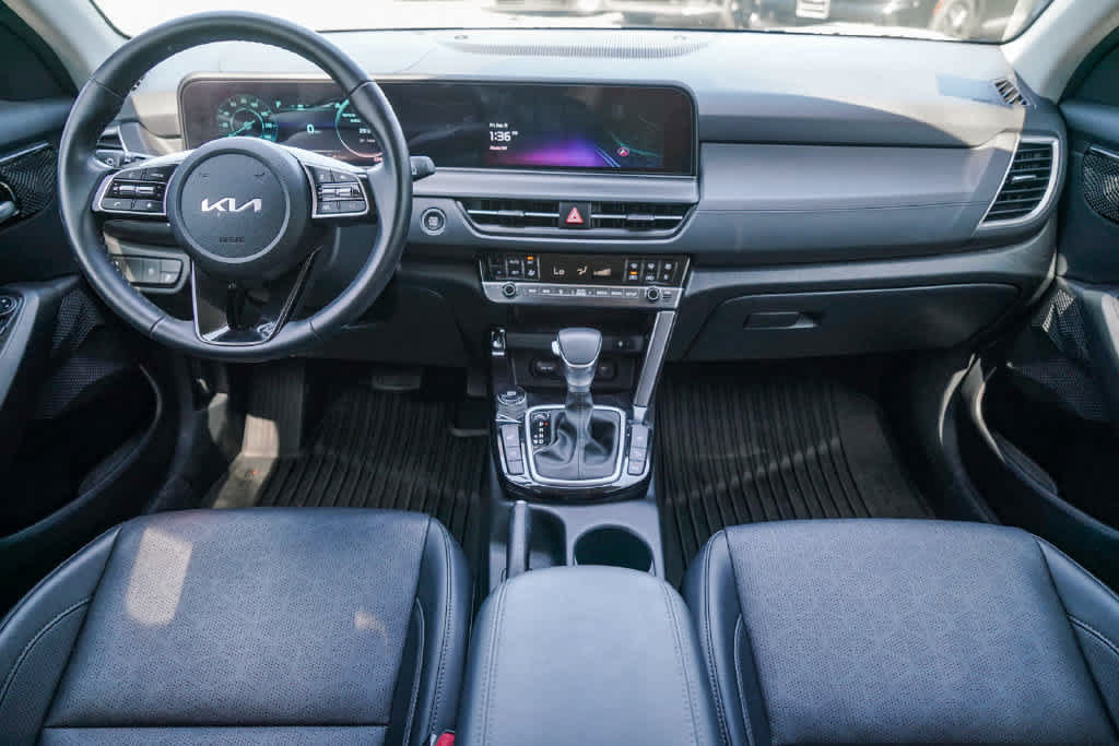Certified 2025 Kia Seltos EX w/ EX Sunroof Package FWD image 9