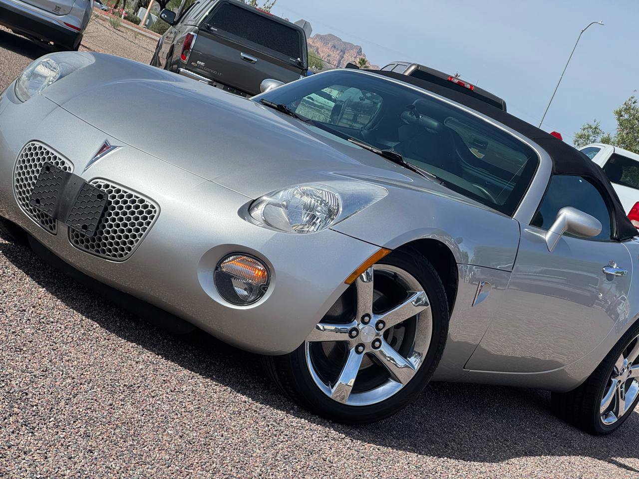 Used 2006 Pontiac Solstice Convertible w/ Premium Package RWD image 2