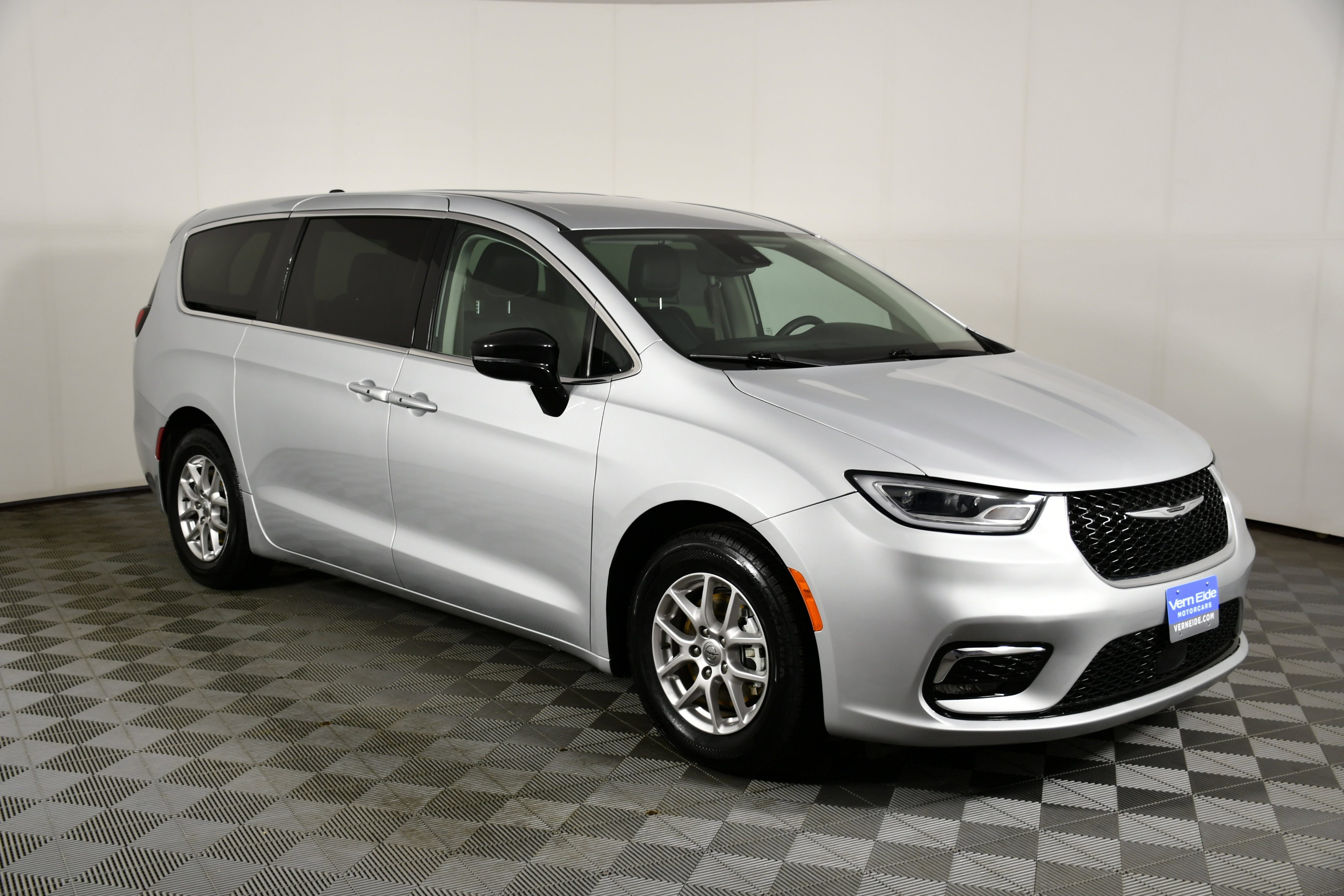 Used 2024 Chrysler Pacifica Touring-L image 4