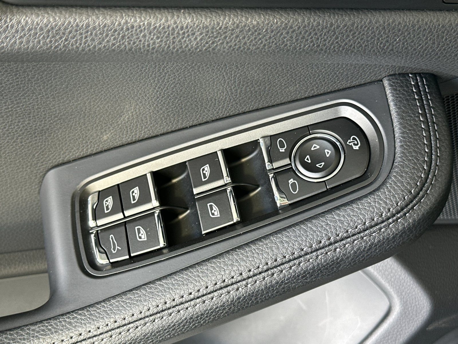 Certified 2026 Porsche Macan AWD/4WD image 13