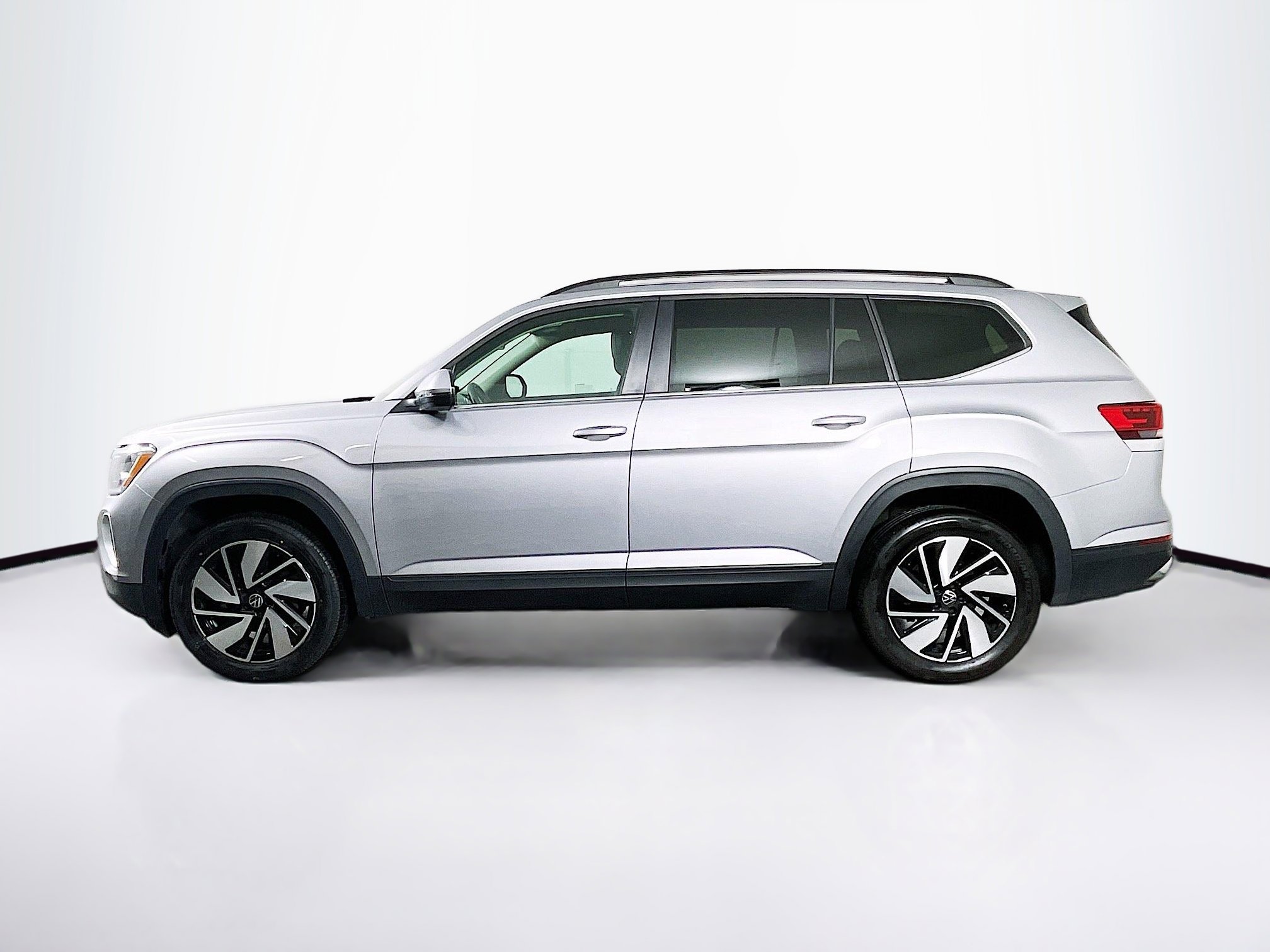 Used 2025 Volkswagen Atlas SE image 4
