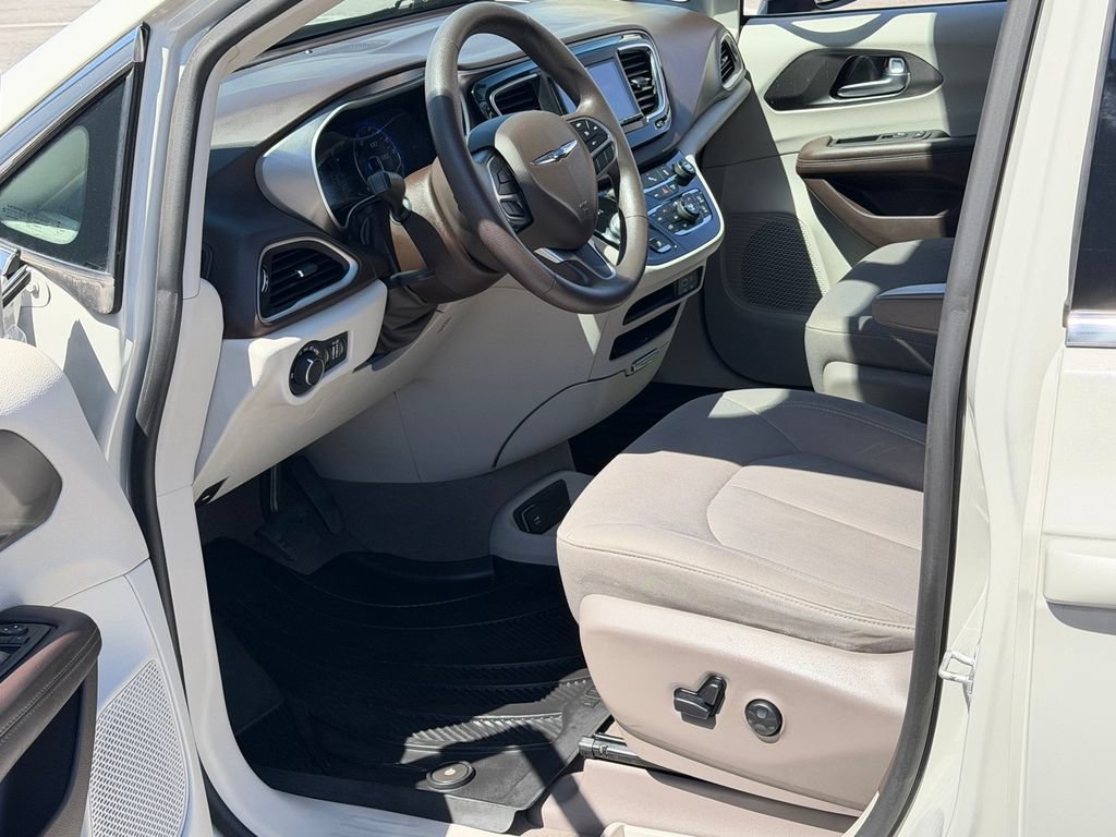 Used 2019 Chrysler Pacifica LX w/ Tire & Wheel Group FWD image 10