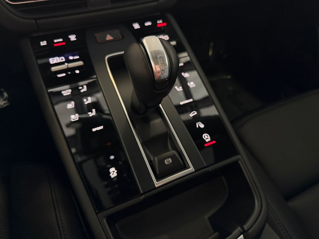 Used 2025 Porsche Macan AWD/4WD image 19