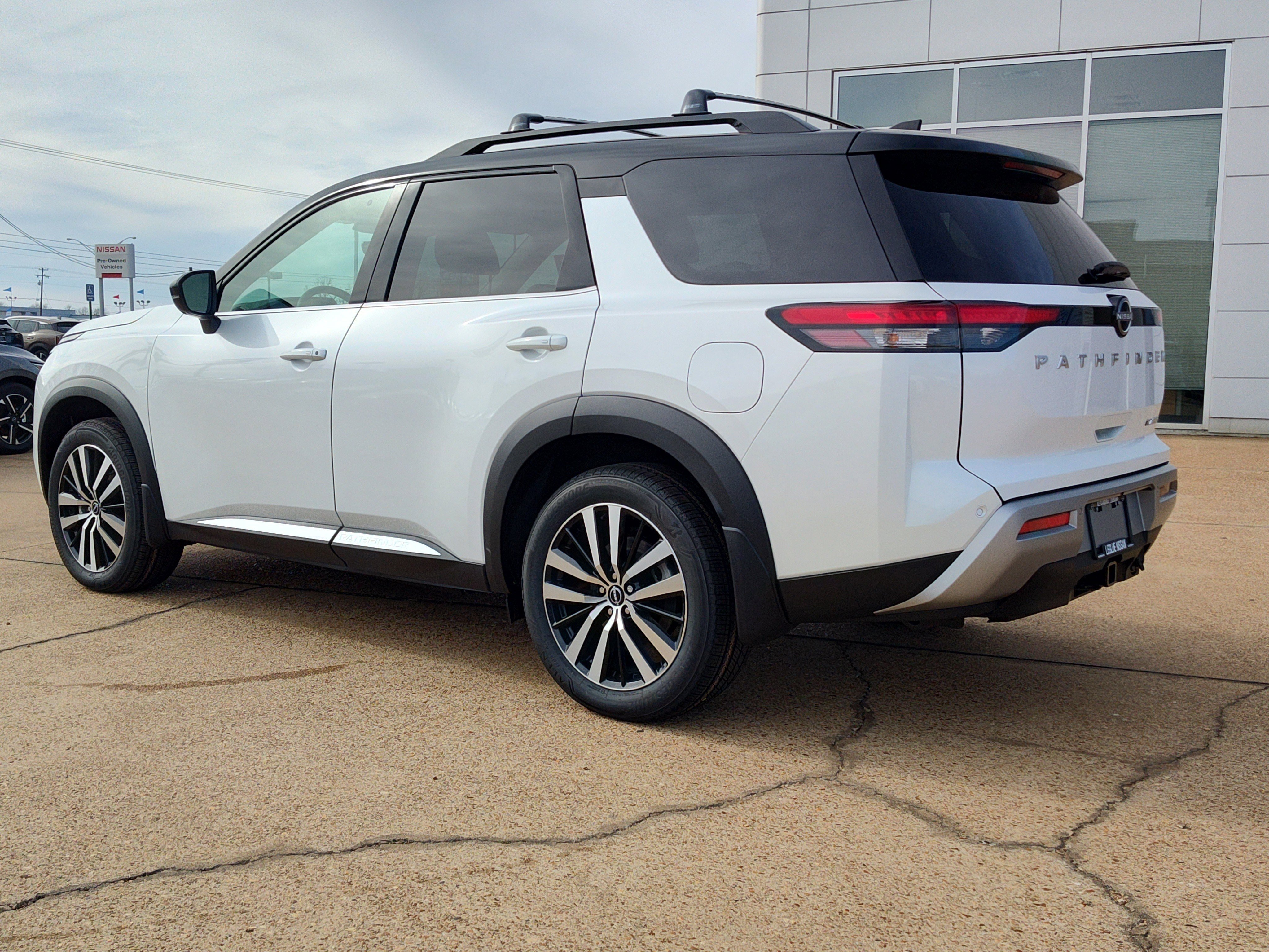 New 2025 Nissan Pathfinder Platinum image 3