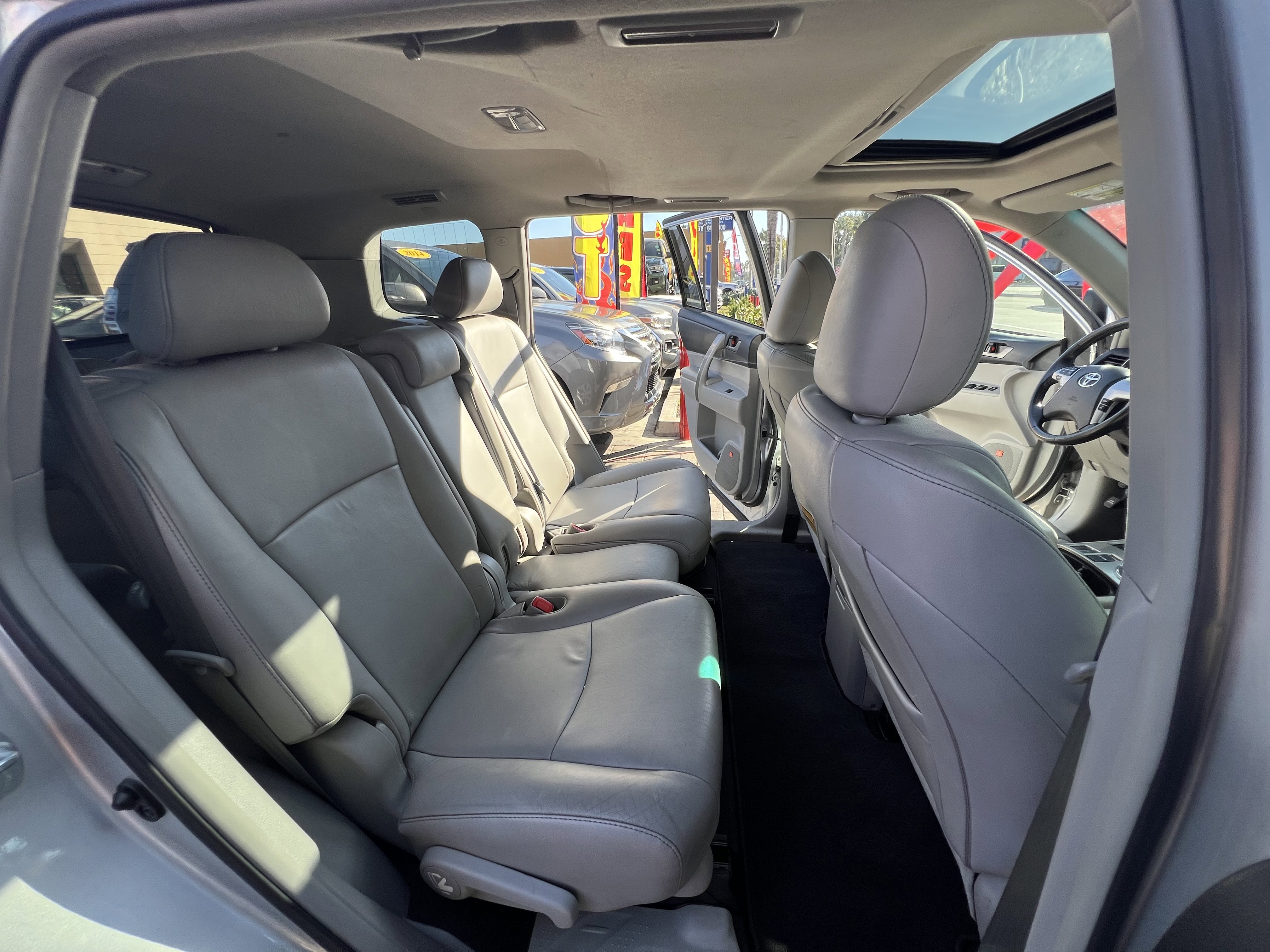 Used 2011 Toyota Highlander SE w/ Tow Pkg FWD image 30