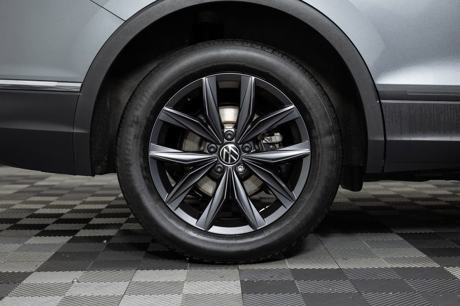 Used 2023 Volkswagen Tiguan SE image 40