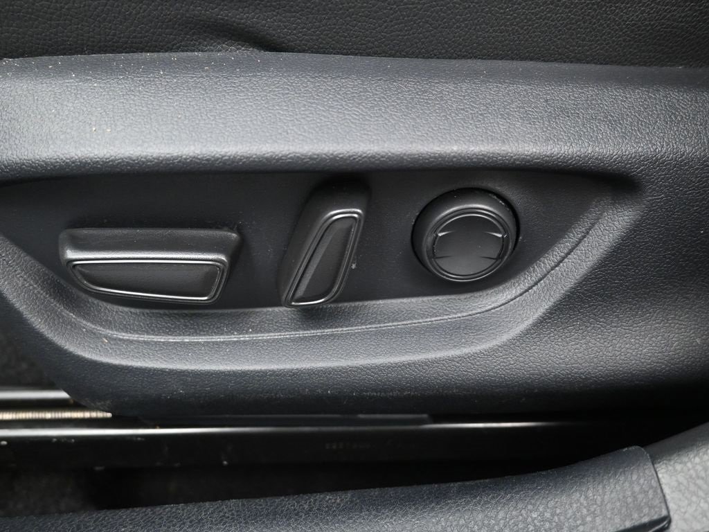 Used 2025 Toyota Camry SE image 12