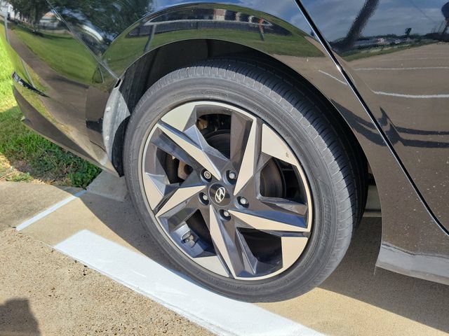 Used 2022 Hyundai Elantra Limited w/ Cargo Package FWD image 4