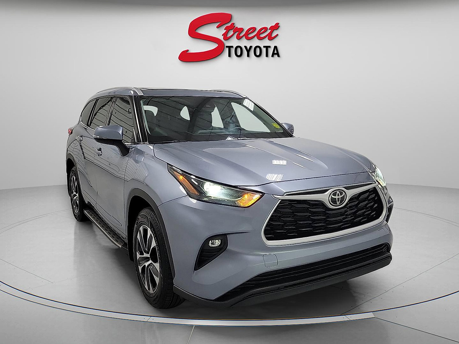 Used 2022 Toyota Highlander XLE image 5