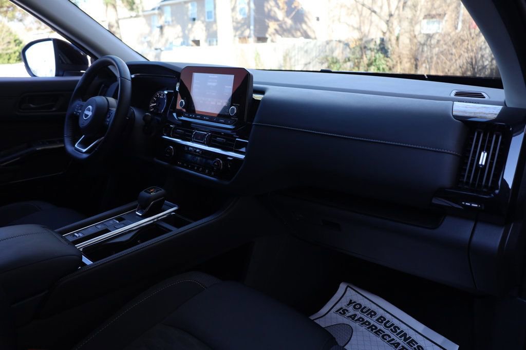 Used 2025 Nissan Pathfinder SV image 28