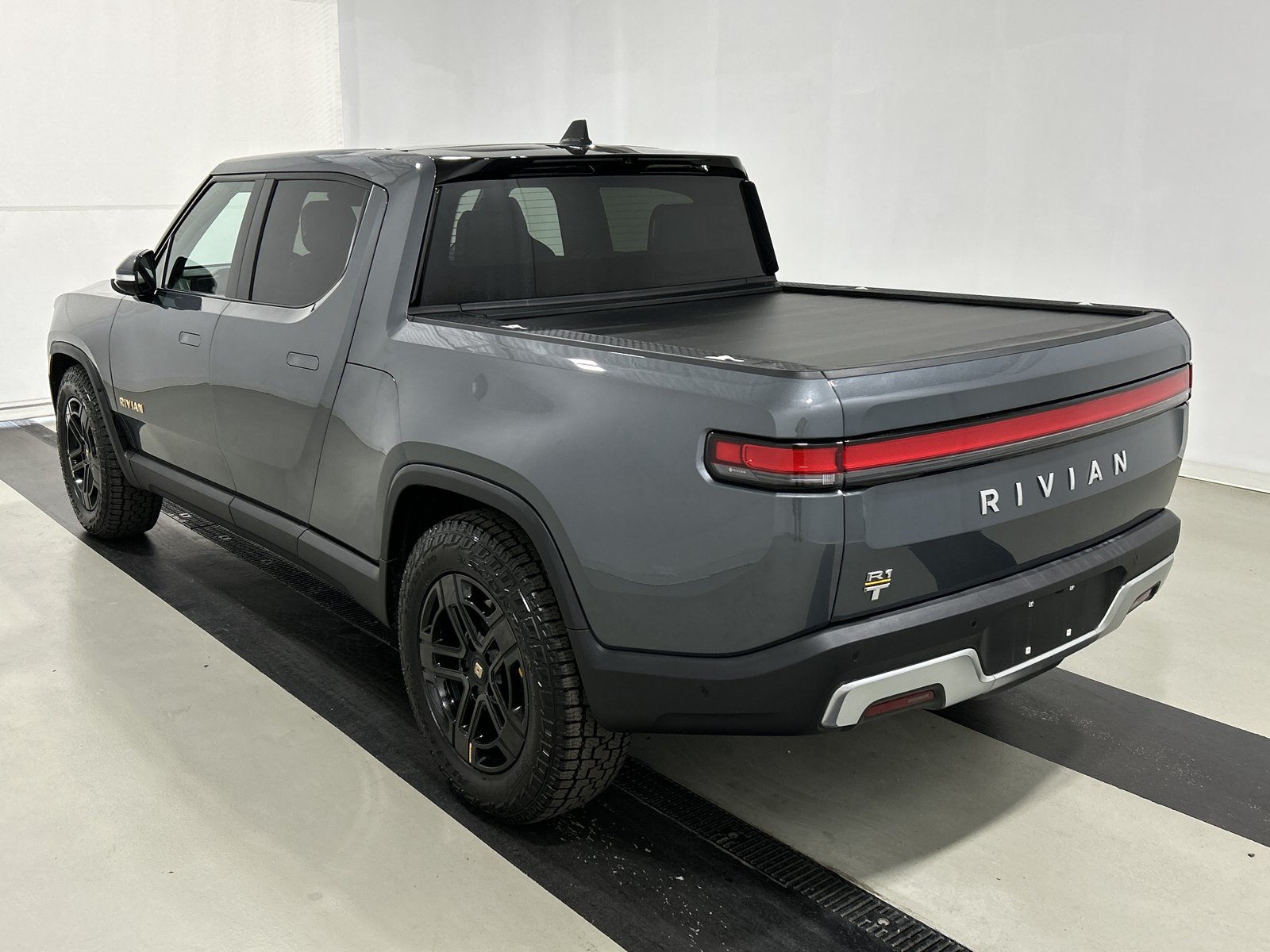 Used 2024 Rivian R1T Adventure AWD/4WD image 3