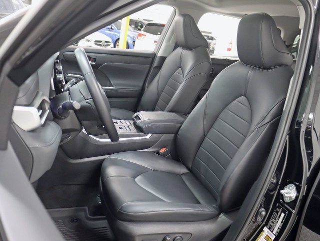 Used 2020 Toyota Highlander XLE AWD/4WD image 21