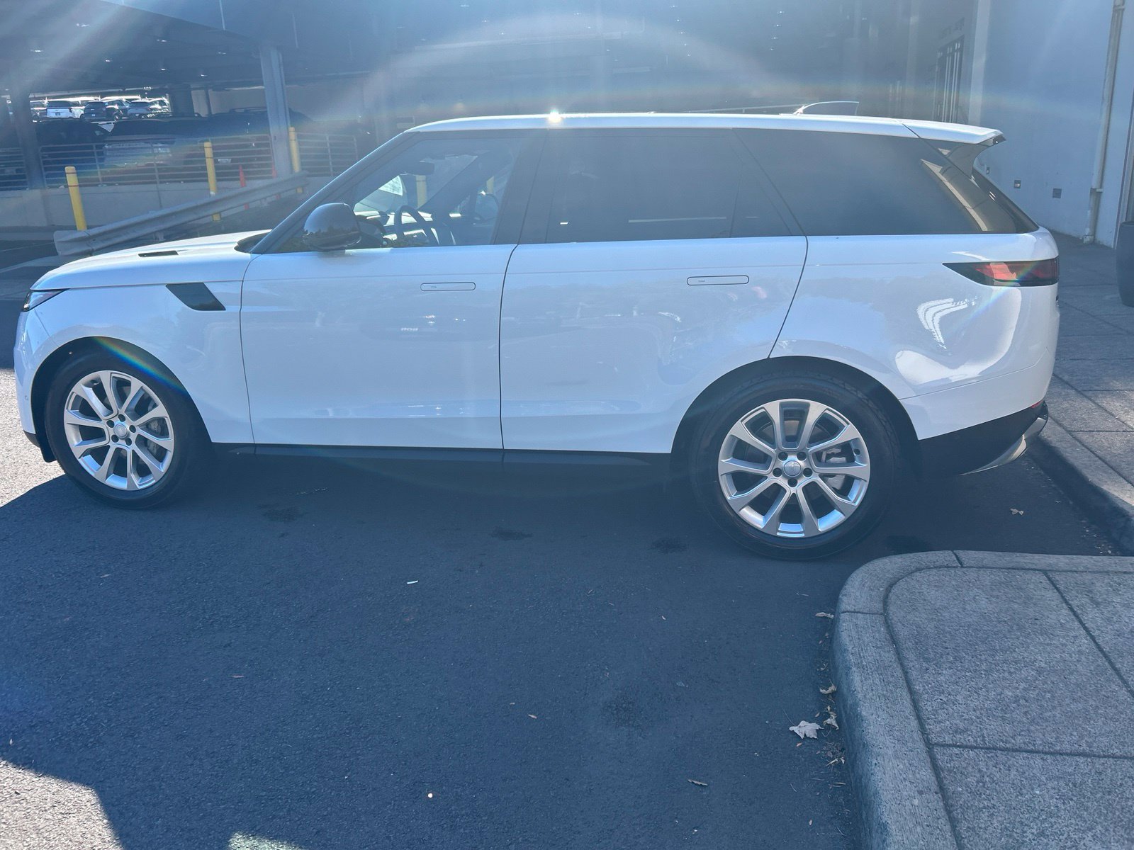 Used 2025 Land Rover Range Rover Sport SE AWD/4WD image 8