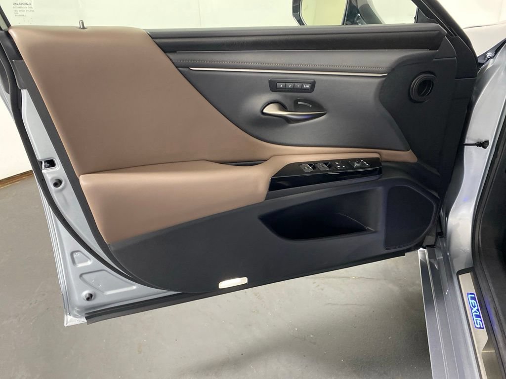 Used 2025 Lexus ES 300h w/ Accessory Package (Z1) FWD image 25