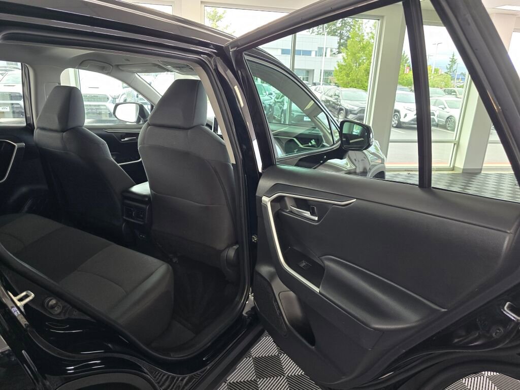 Used 2025 Toyota RAV4 XLE AWD/4WD image 38