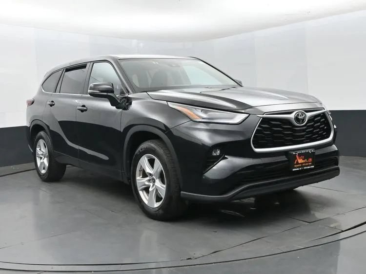 Used 2025 Toyota Highlander LE FWD image 2