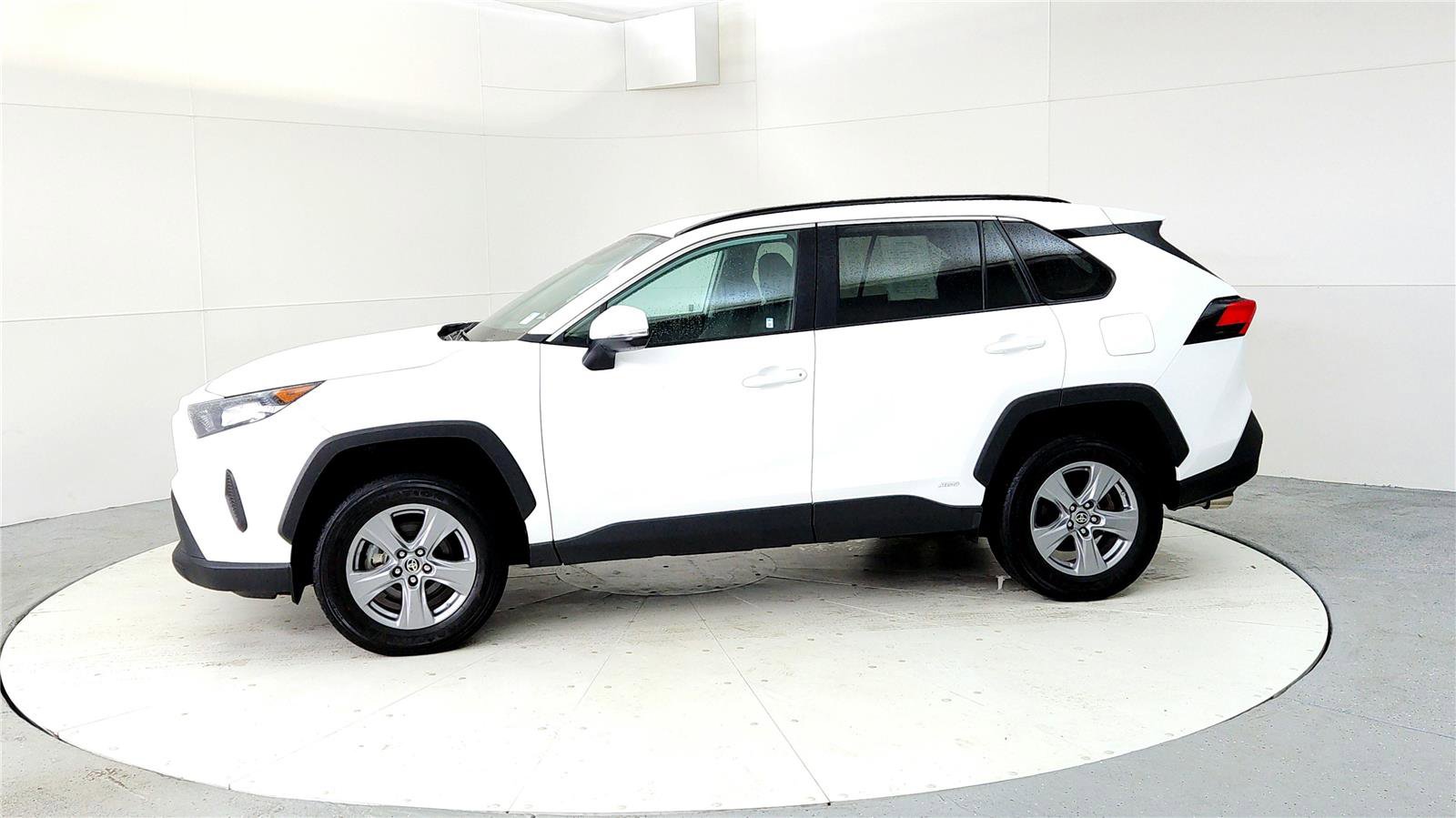 Used 2022 Toyota RAV4 LE image 3