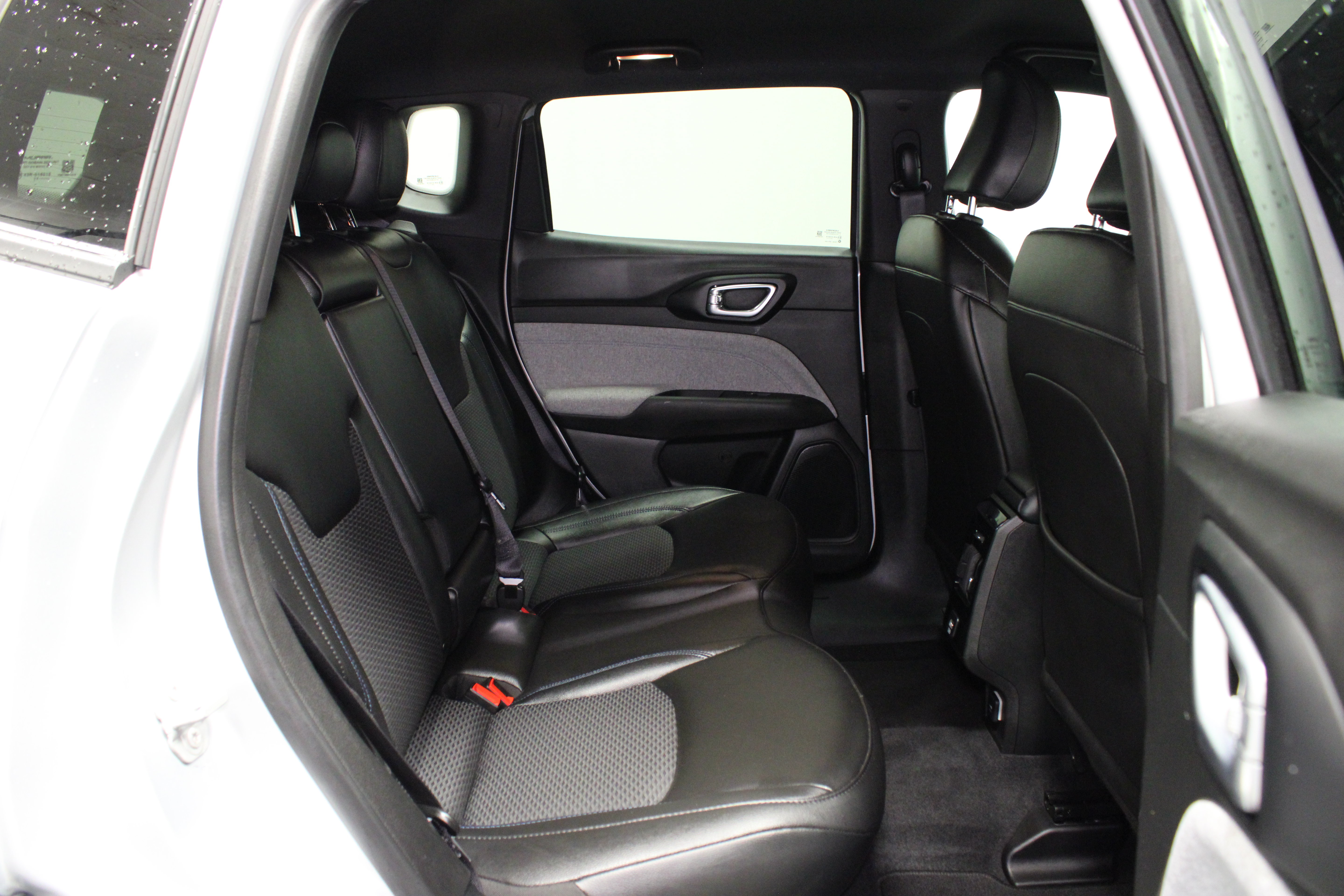 Used 2025 Jeep Compass Latitude AWD/4WD image 14