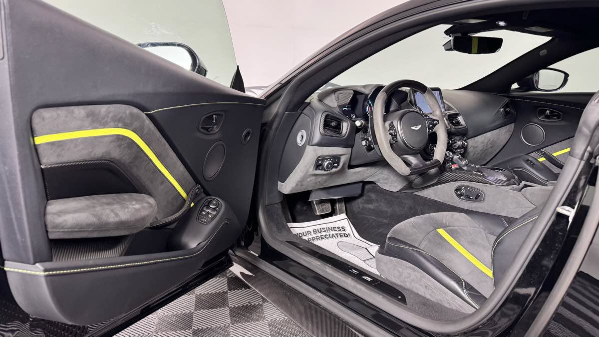Used 2022 Aston Martin V8 Vantage Coupe RWD image 13
