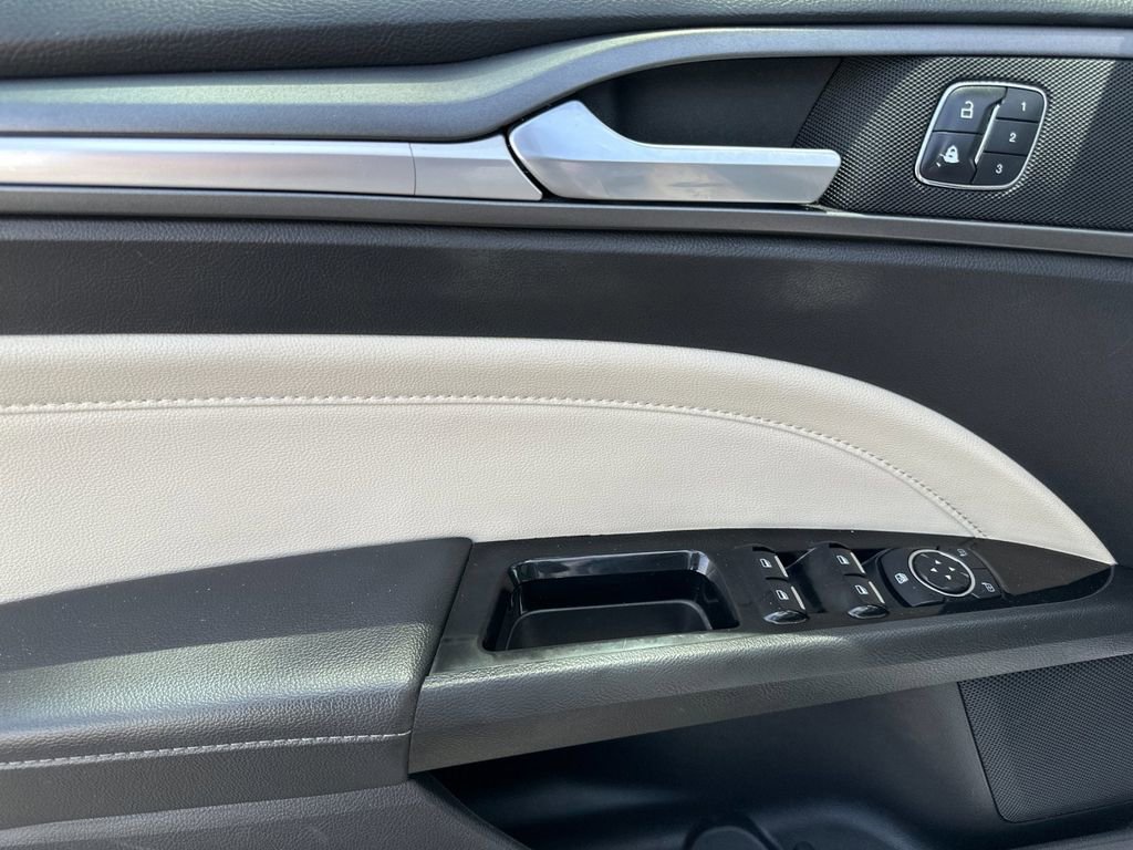 Used 2016 Ford Fusion Titanium FWD image 10