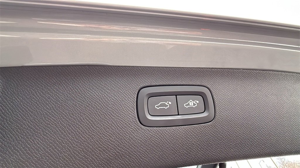 Certified 2025 Volvo XC90 B5 Plus image 30