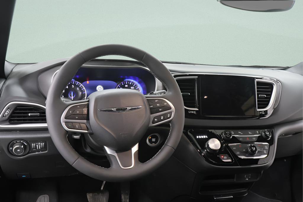 Used 2026 Chrysler Pacifica Limited image 9
