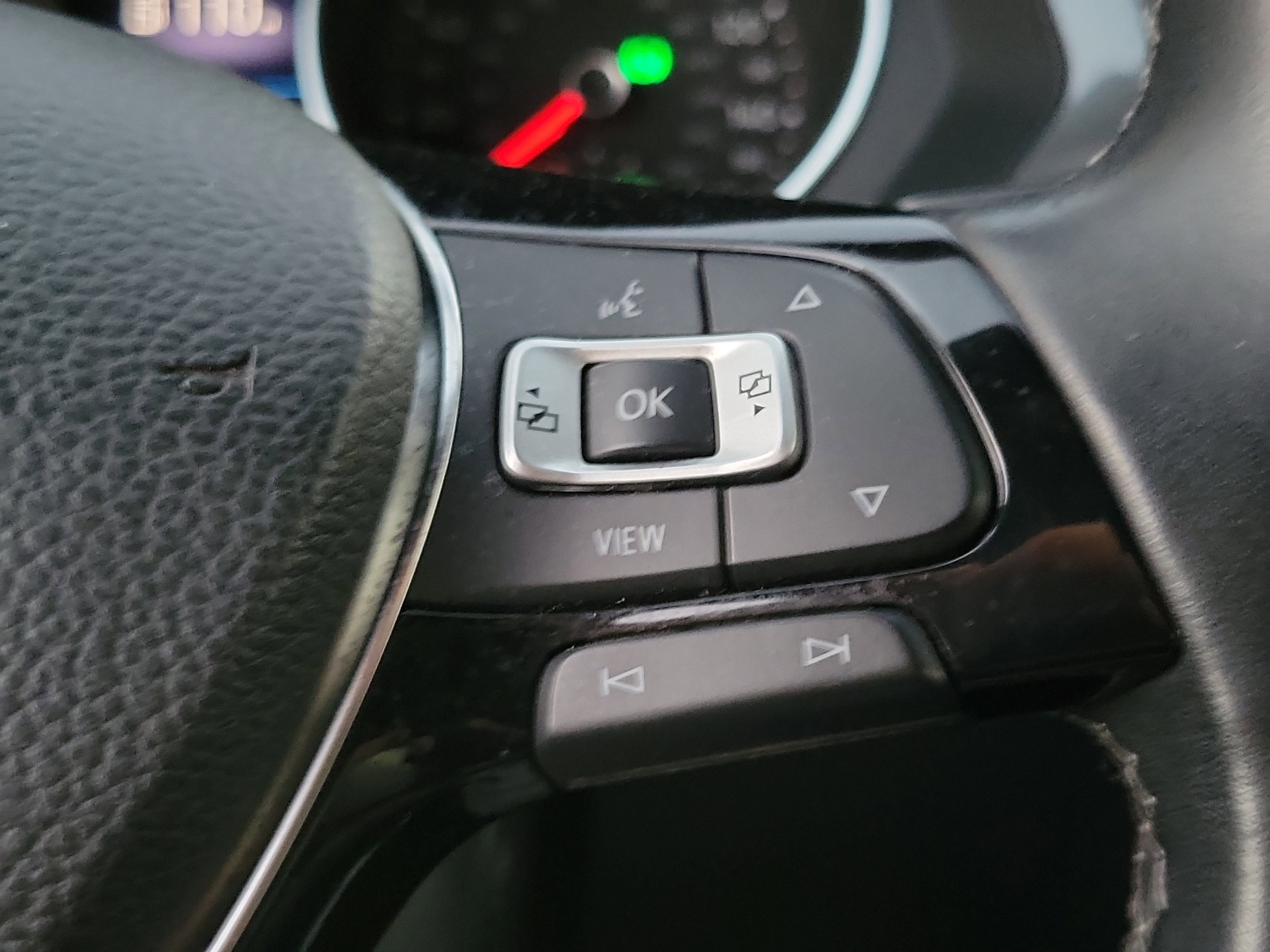 Used 2020 Volkswagen Tiguan SE R-Line image 8