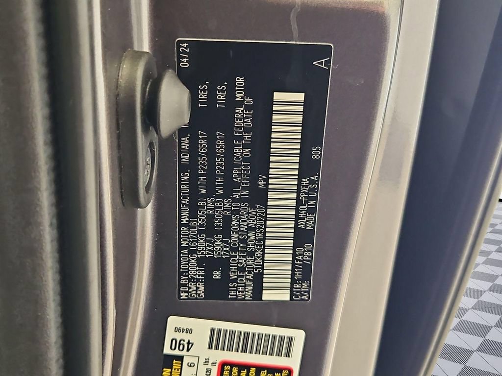 Used 2024 Toyota Sienna LE FWD image 32