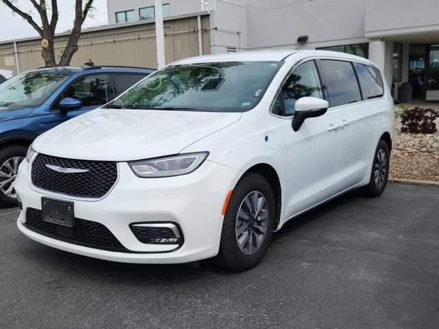 Used 2023 Chrysler Pacifica Touring-L FWD image 3