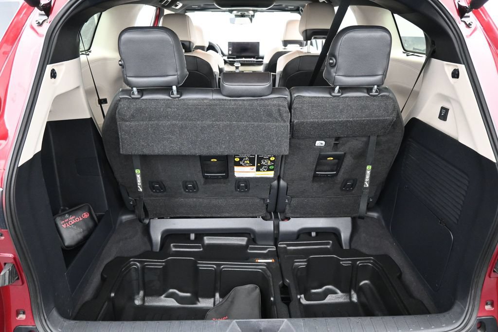 Used 2025 Toyota Sienna Platinum AWD/4WD image 32