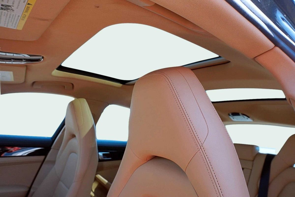 Used 2021 Porsche Panamera w/ Premium Package image 27