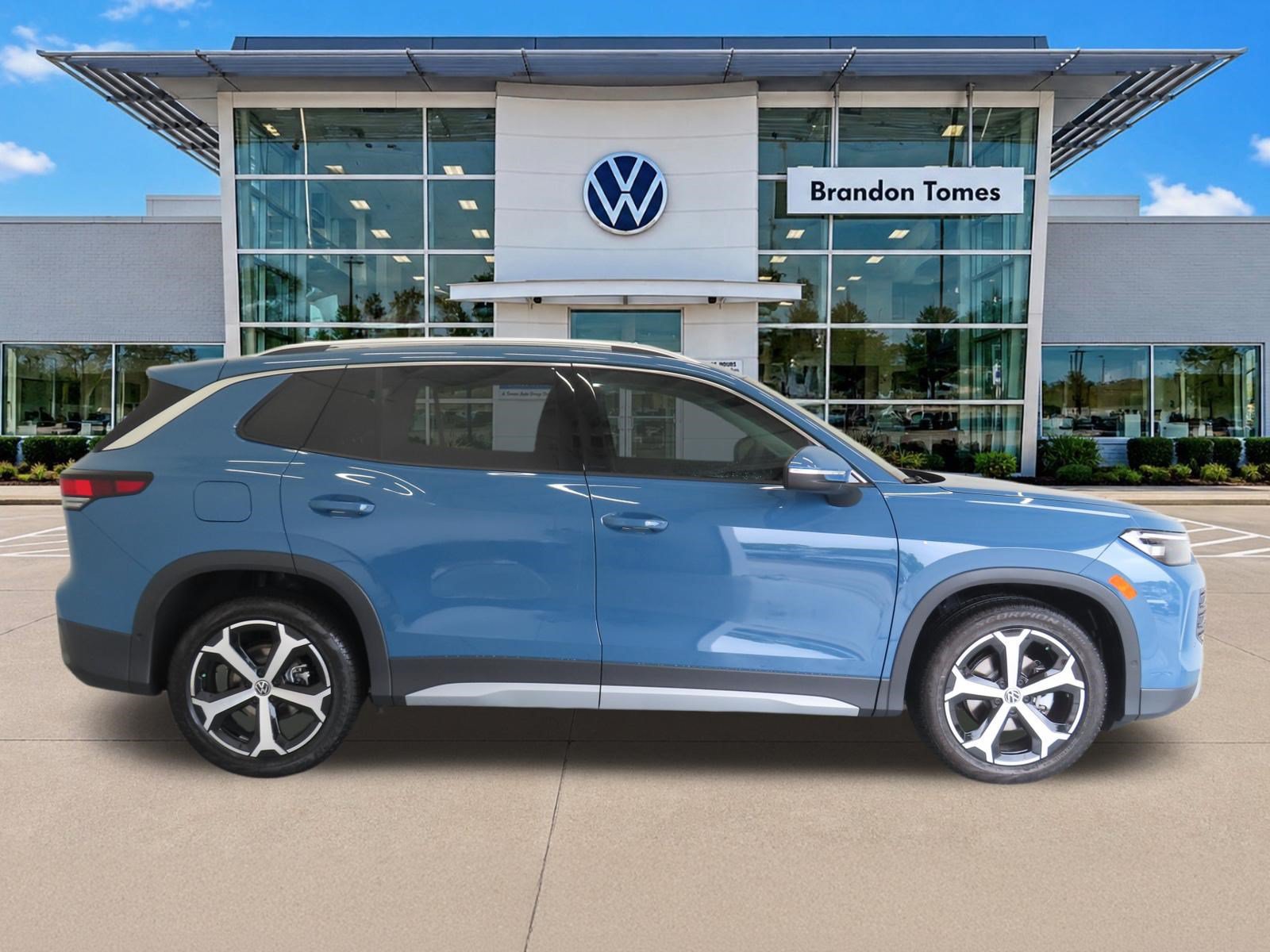 New 2026 Volkswagen Tiguan SE FWD image 2