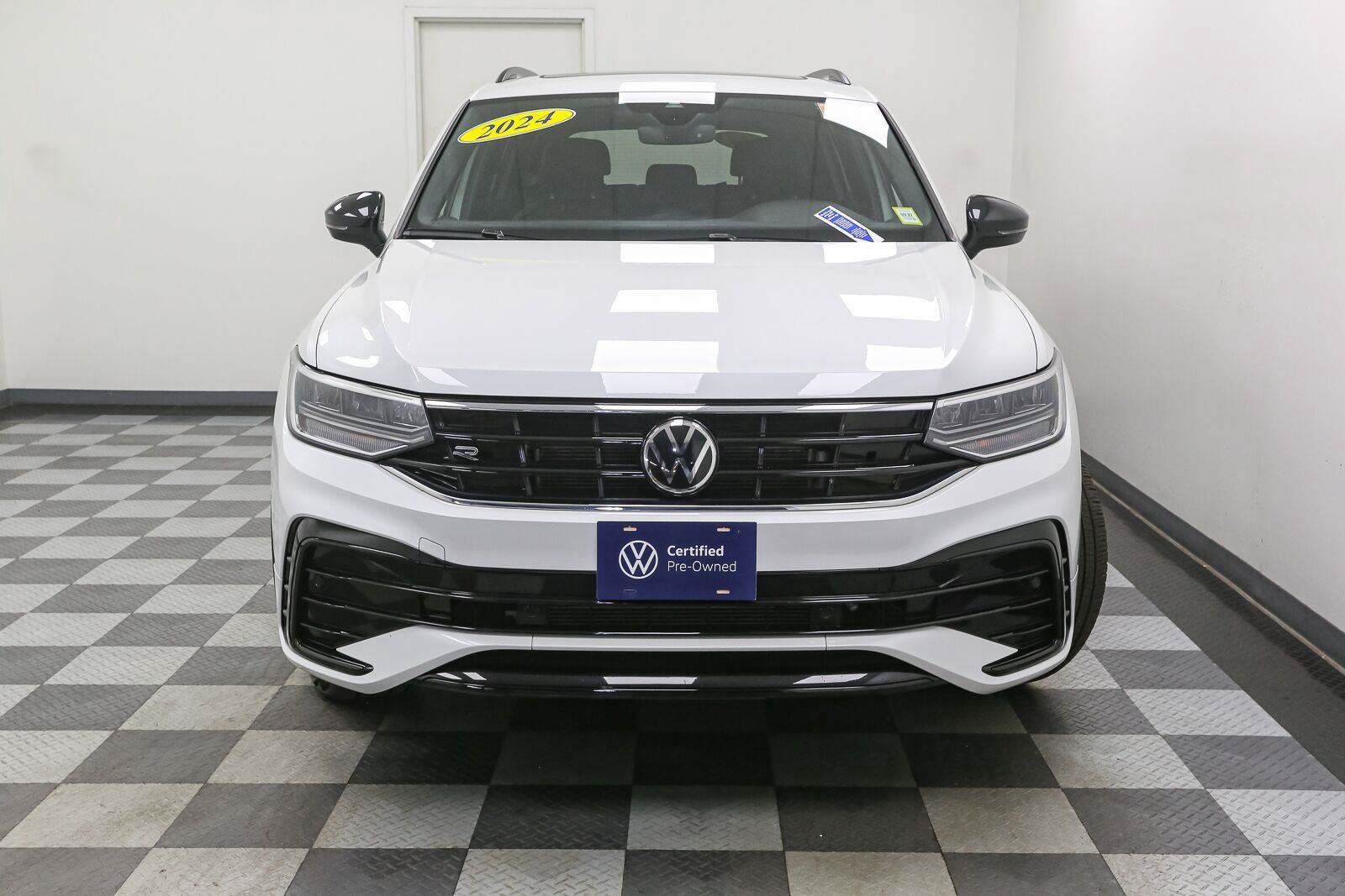 Certified 2024 Volkswagen Tiguan SE R-Line AWD/4WD image 4