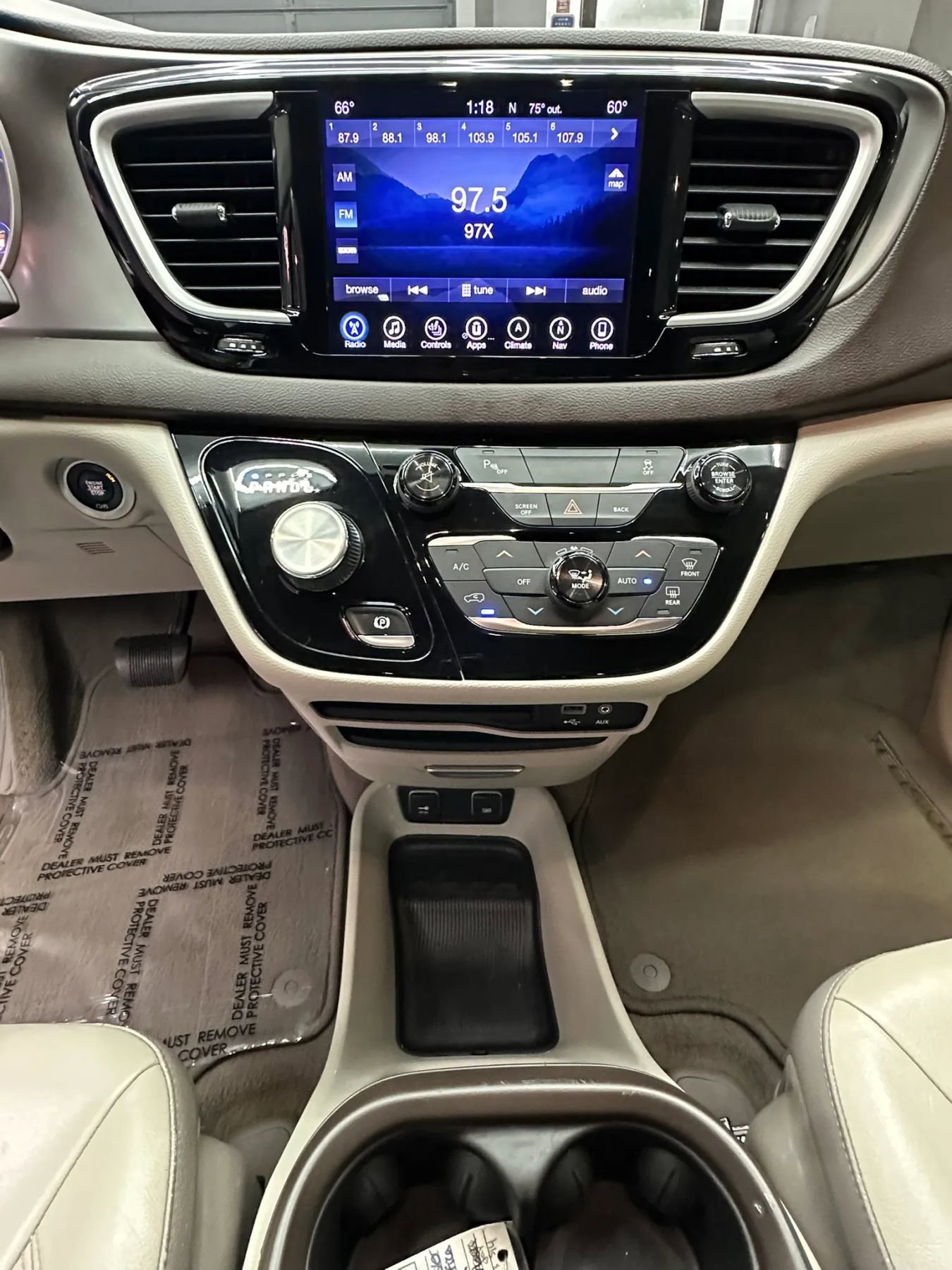Used 2017 Chrysler Pacifica Touring-L FWD image 15