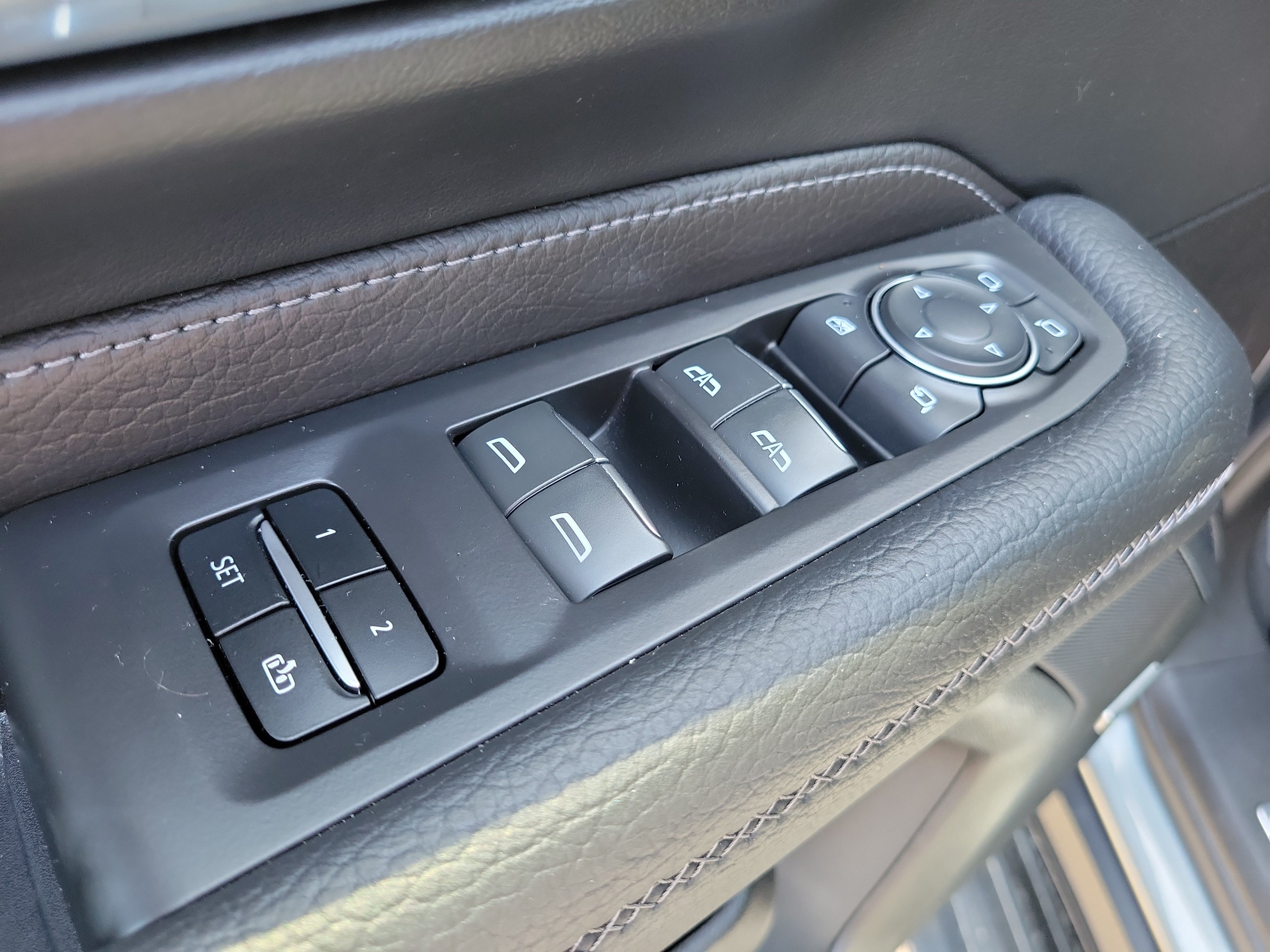 Used 2024 GMC Yukon Denali w/ Advanced Technology Package AWD/4WD image 17