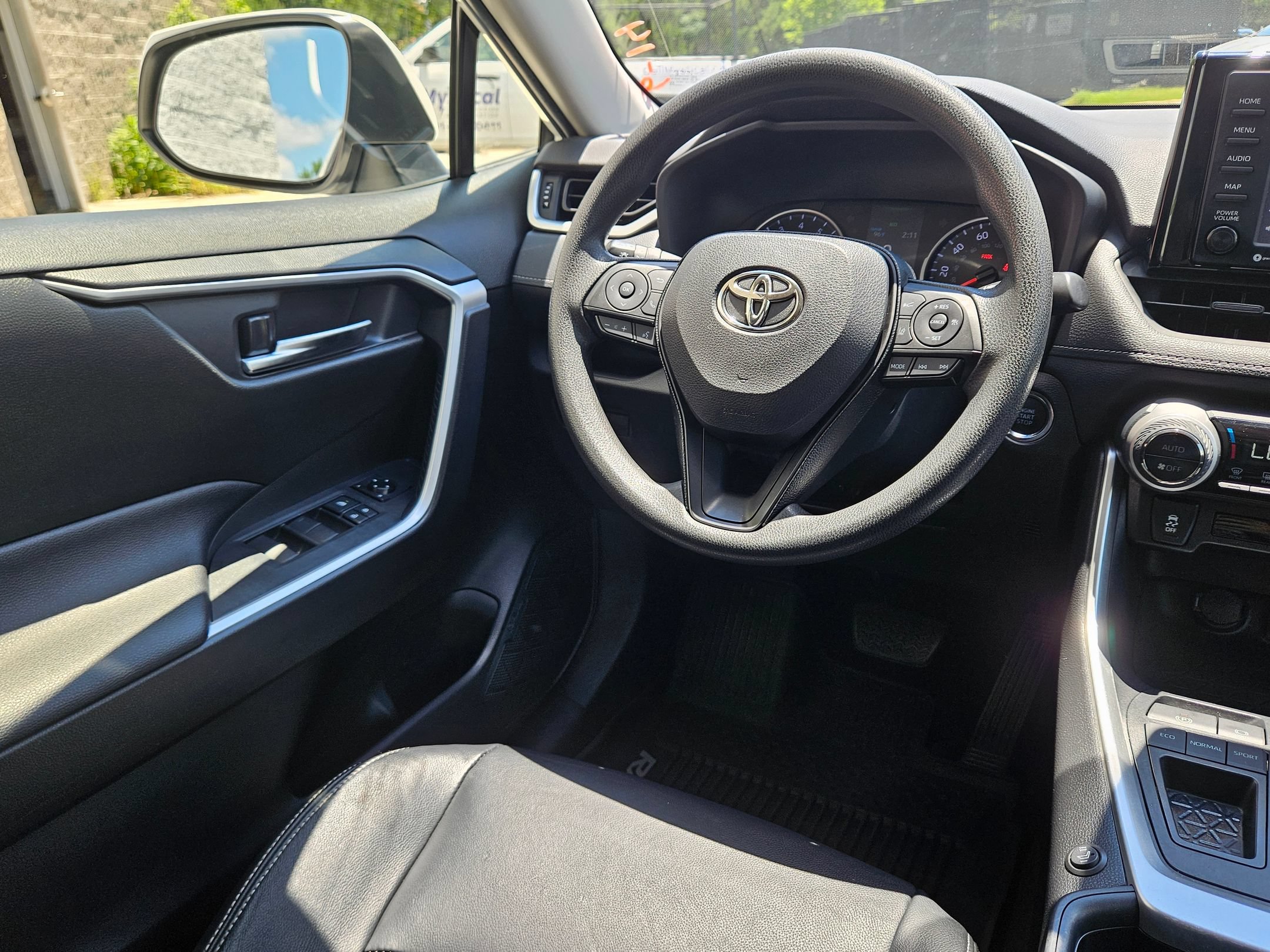 Used 2021 Toyota RAV4 XLE FWD image 9