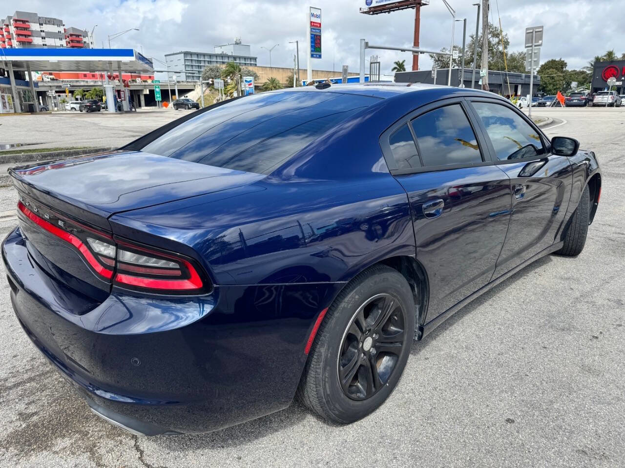 Used 2017 Dodge Charger SE w/ Popular Equipment Group image 3