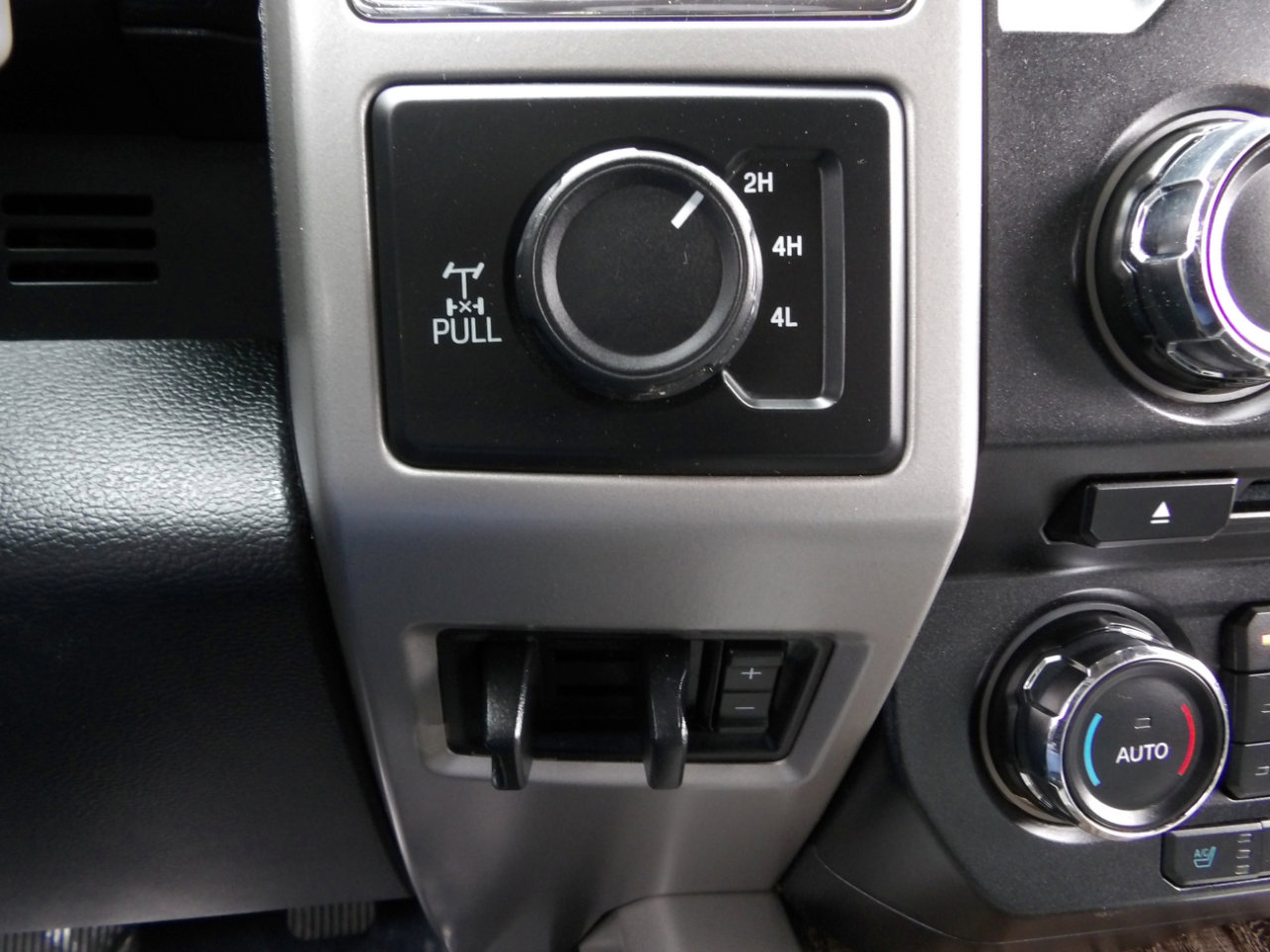 Used 2017 Ford F250 Lariat w/ Lariat Value Package image 31