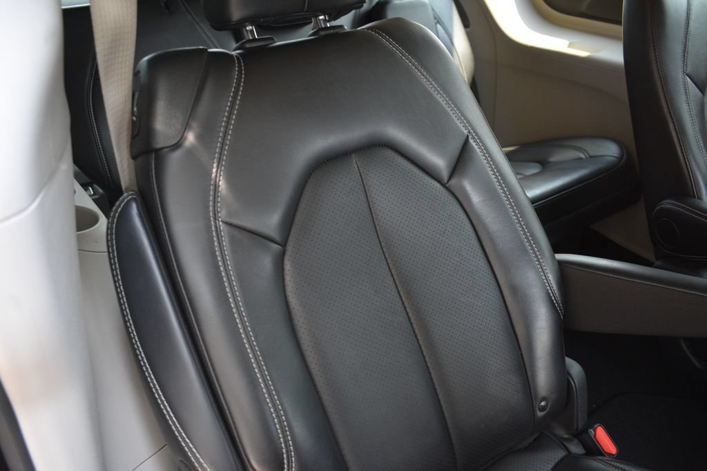 Used 2024 Chrysler Pacifica Touring-L FWD image 26