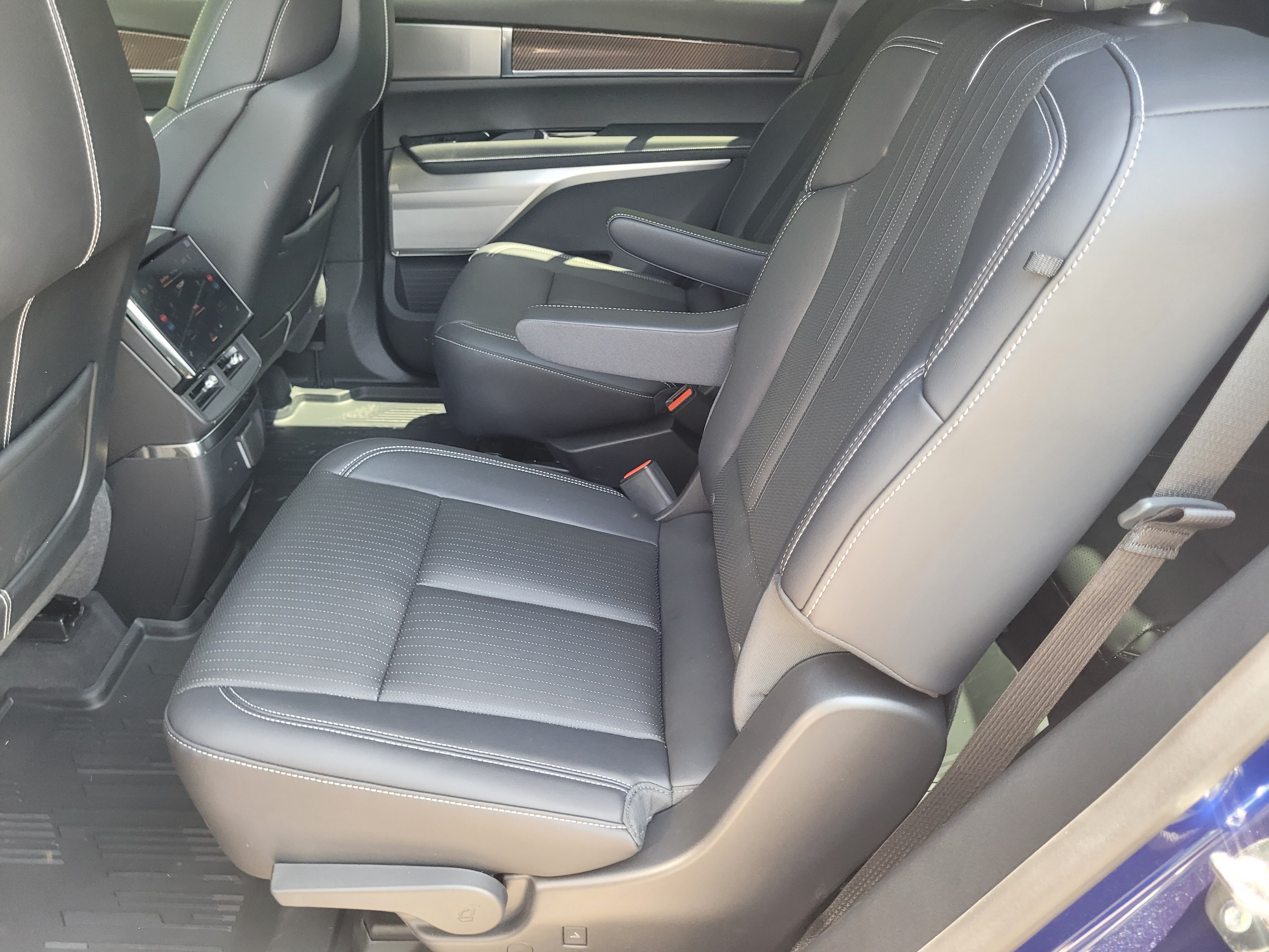 New 2027 Cadillac Vistiq Sport w/ LPO, Floor Liner Package AWD/4WD image 24